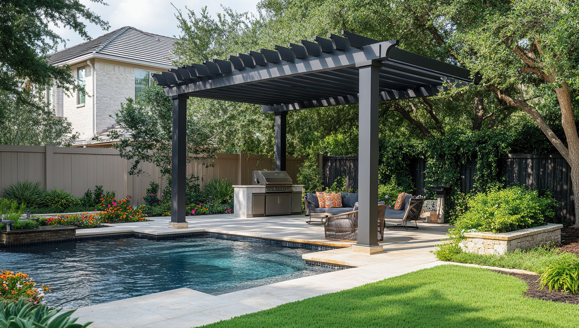 Moderner Pavillon mit schwarzer Pergola-Struktur am Pool, umgeben von Gartenmöbeln, Bäumen und einem gepflegten Außenbereich.