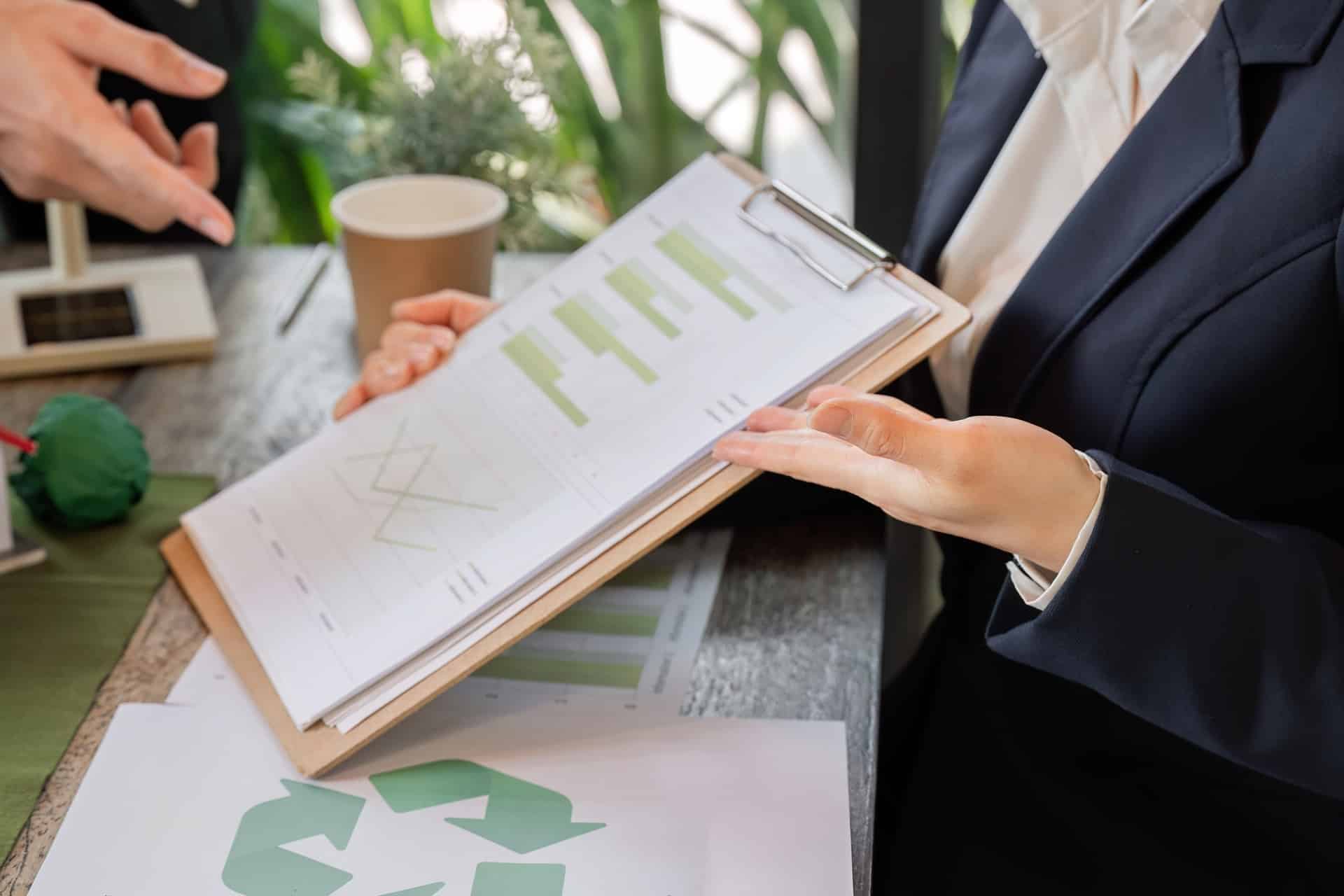 Nachhaltigkeitsbericht mit Recyclinggrafik im Meeting | LWL Stecker