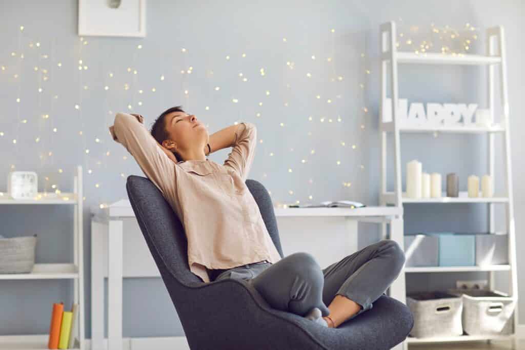 Frau sitzt entspannt im Sessel und genießt einen Moment der Ruhe | Weingut Bassermann Jordan