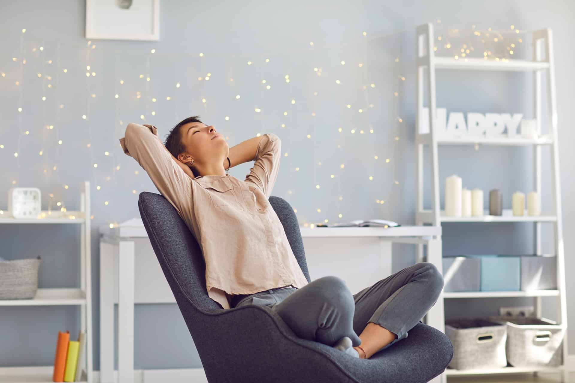 Frau sitzt entspannt im Sessel und genießt einen Moment der Ruhe | Weingut Bassermann Jordan